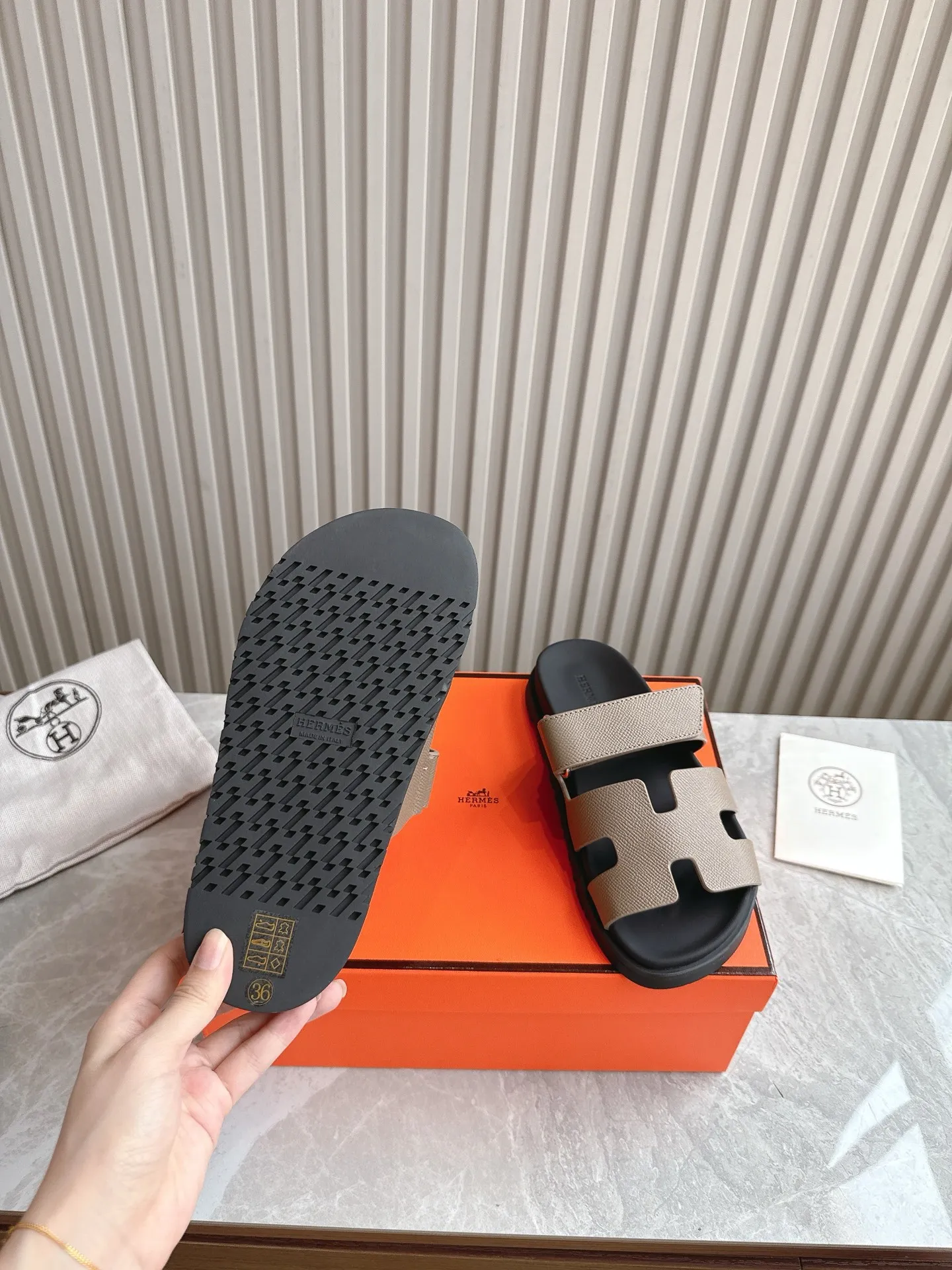 p480🐮🐮Couple model (top version) H family 2024 spring and summer new style HERMES Hermes' recently popular couple model pig nose angle sandals and slippers, paired with various colorful socks, popular. Upper: imported original deerskin (the genuine leather edging is not ordinary super migration). Lining: imported genuine leather. Outsole: Tpu non-slip and wear-resistant outsole. Size: Female 35-42 (40/42 non-returnable and non-exchangeable) Male size: 39-45 (45 non-refundable and non-exchangeable)